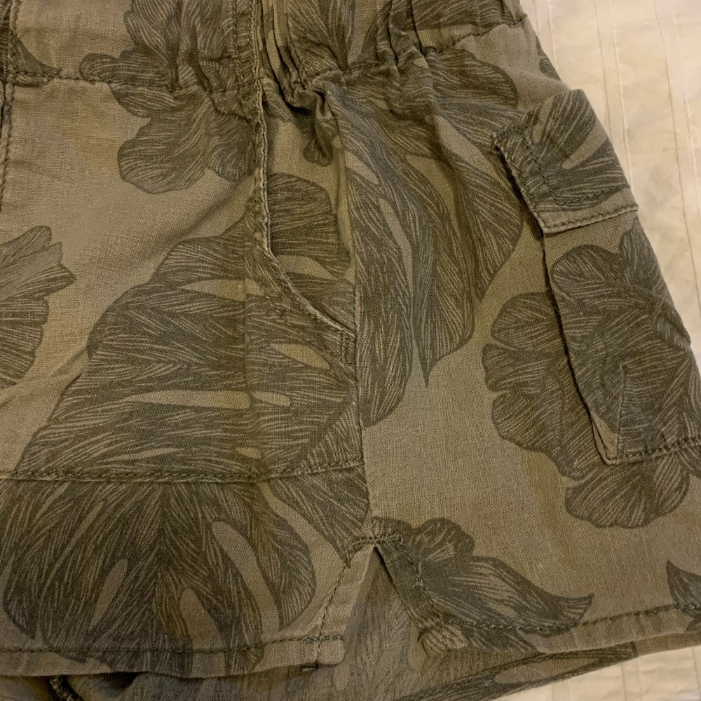 ✨3/$25✨TNA tropical print shorts - Picture 3 of 4